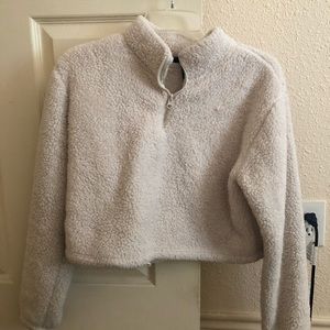 Crème colored crop top.